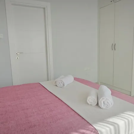 Apartment Four Seasons Life 1,