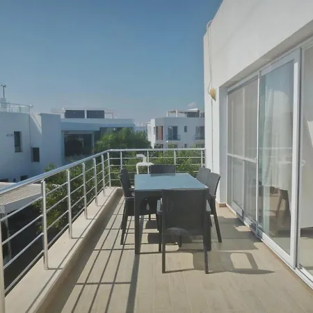 Four Seasons Life 1, Trikomo