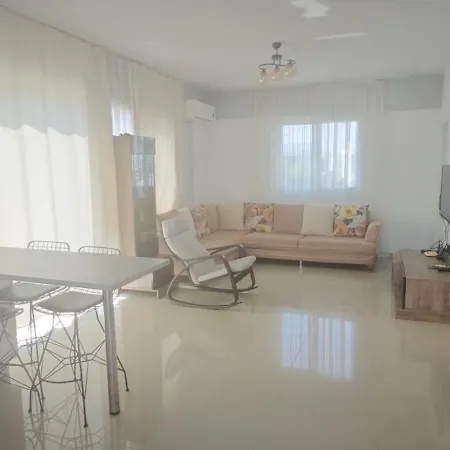 Appartement Four Seasons Life 1, Trikomo